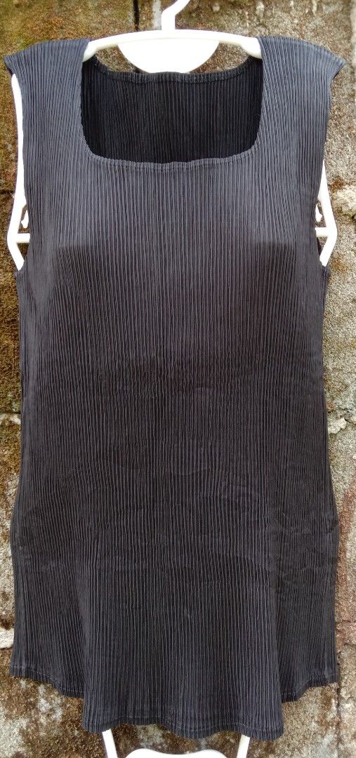 CONECO PLEATS Sleeveless Square Neck Top (Category: Sleeveless) located in Montevista. Submitted by johnboniel (Listing ID 1440230886, Image 1). Description: - Brand: CONECO PLEATS - Excellent Condition/ like new - Color rate; 9.5/10 - Dimes; W - 13 ; L - 22 - Style: Sleeveless top - Neckline: Flattering square neckline - Feature: Unique pleated texture throughout - Versatility: Perfect for layering or wearing on its own - Fit: Comfortable and ch