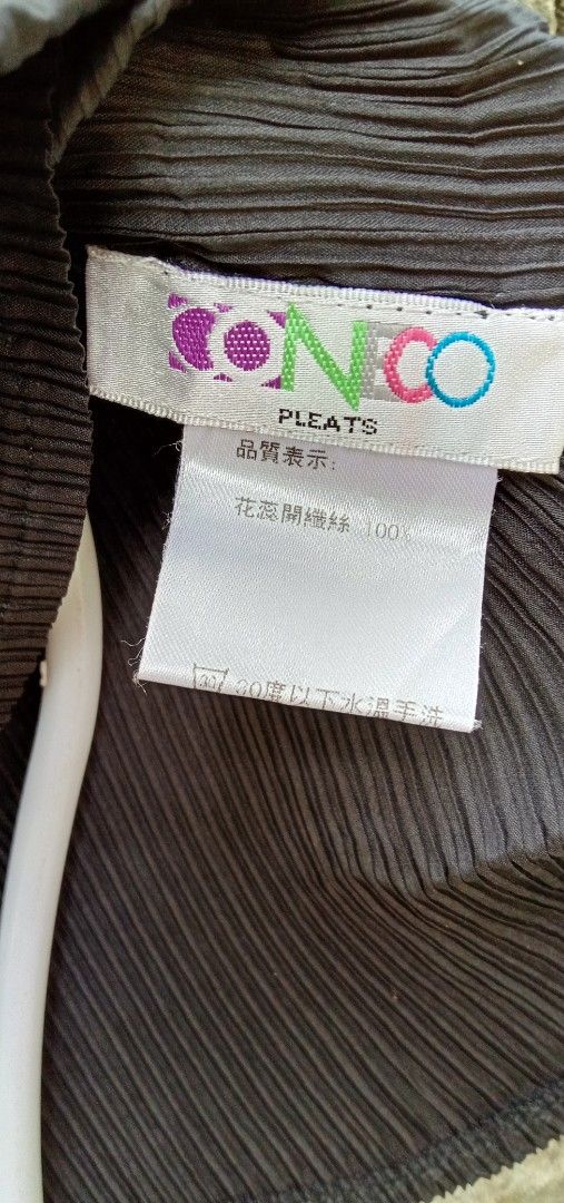 CONECO PLEATS Sleeveless Square Neck Top (Category: Sleeveless) located in Montevista. Submitted by johnboniel (Listing ID 1440230886, Image 3). Description: - Brand: CONECO PLEATS - Excellent Condition/ like new - Color rate; 9.5/10 - Dimes; W - 13 ; L - 22 - Style: Sleeveless top - Neckline: Flattering square neckline - Feature: Unique pleated texture throughout - Versatility: Perfect for layering or wearing on its own - Fit: Comfortable and ch