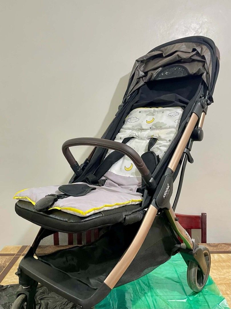 DECLUTTERING: Akeeva Platinum Series Auto-Fold Stroller (Rose Gold) (Category: Strollers) located in Cavite. Submitted by bibid29 (Listing ID 1440231285, Image 3). Description: •Pwede for newborn to toddler. •Hanggang 6 months old lang nagamit ng baby namin. •No major issue - Normal signs of use only. 📍Meet-up: •Robinsons Imus •SM Center Imus •Patindig Araw •Ready for pick-up..