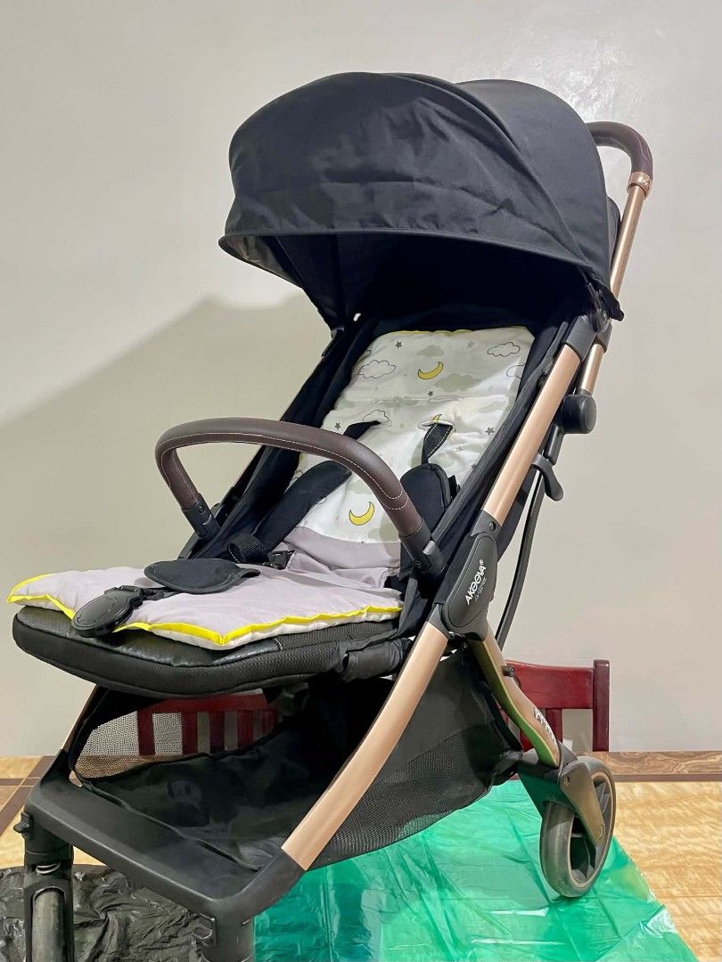 DECLUTTERING: Akeeva Platinum Series Auto-Fold Stroller (Rose Gold) (Category: Strollers) located in Cavite. Submitted by bibid29 (Listing ID 1440231285, Image 1). Description: •Pwede for newborn to toddler. •Hanggang 6 months old lang nagamit ng baby namin. •No major issue - Normal signs of use only. 📍Meet-up: •Robinsons Imus •SM Center Imus •Patindig Araw •Ready for pick-up..