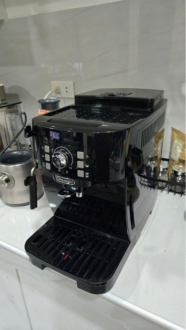 DeLonghi magnifica S Coffee Machine Espresso Maker (Category: Coffee Machines & Makers) located in Pulilan. Submitted by sebbii (Listing ID 1440257556, Image 2). Description: - Black DeLonghi coffee machine - Makes espresso and other coffee drinks - Built-in grinder for fresh coffee - Integrated milk frother for lattes and cappuccinos - Easy-to-use controls - Ideal for home coffee brewing - Selling because I upgraded to a new machine.