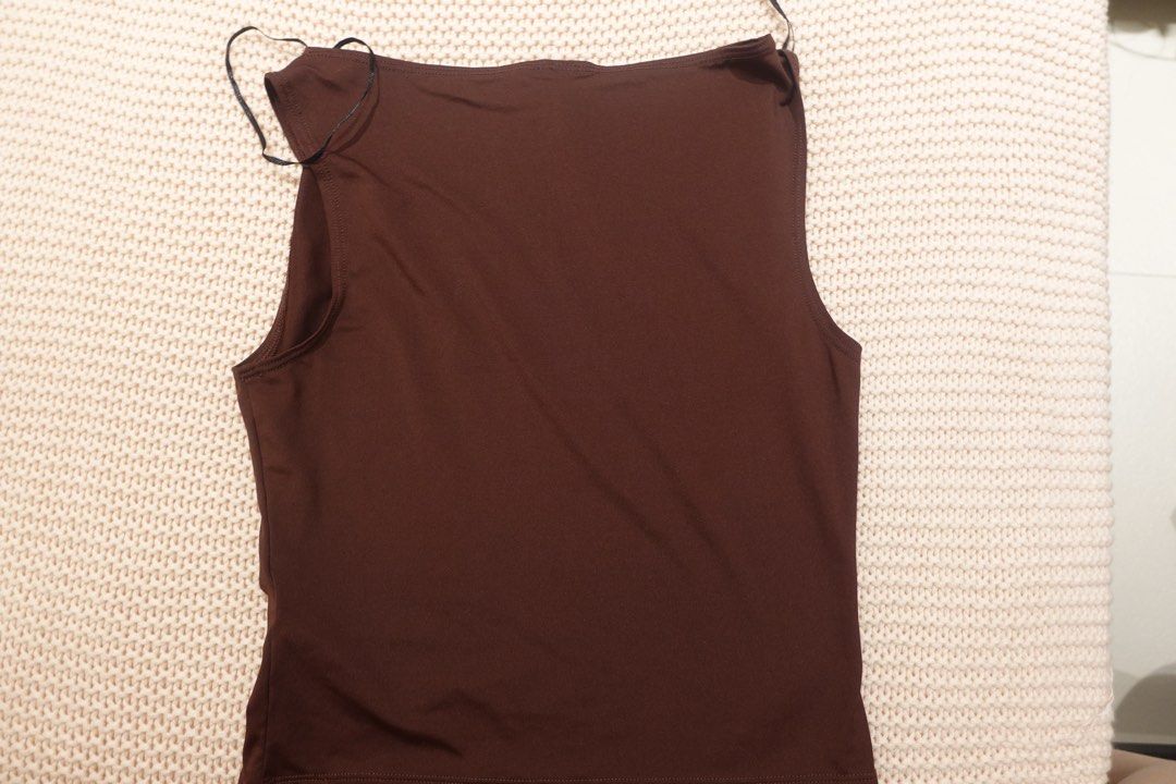 Divided Brown Sleeveless Tank Top Size S (Category: Sleeveless) located in Quezon City. Submitted by kindakristelle2481 (Listing ID 1440324560, Image 2). Description: - maroon sleeveless tank top - Brand: Divided - Versatile basic piece.