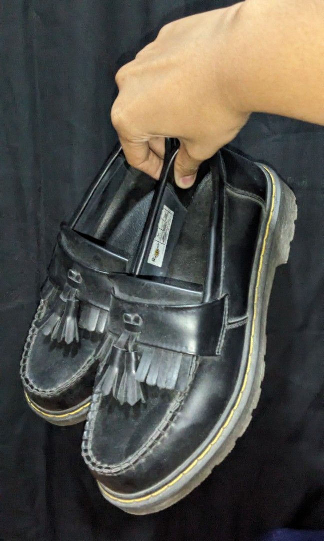 Dr. Martens Black Tassel Loafers (Category: Loafers) located in Bulacan. Submitted by k8ttycat (Listing ID 1435560109, Image 2). Description: Classic black Dr. Martens loafers with tassel, high quality dupe. Message me for more details. - unisex - 4x lang nagamit - not orig (1.2k orange app price) - maganda quality - need lang linis - issue: no box.