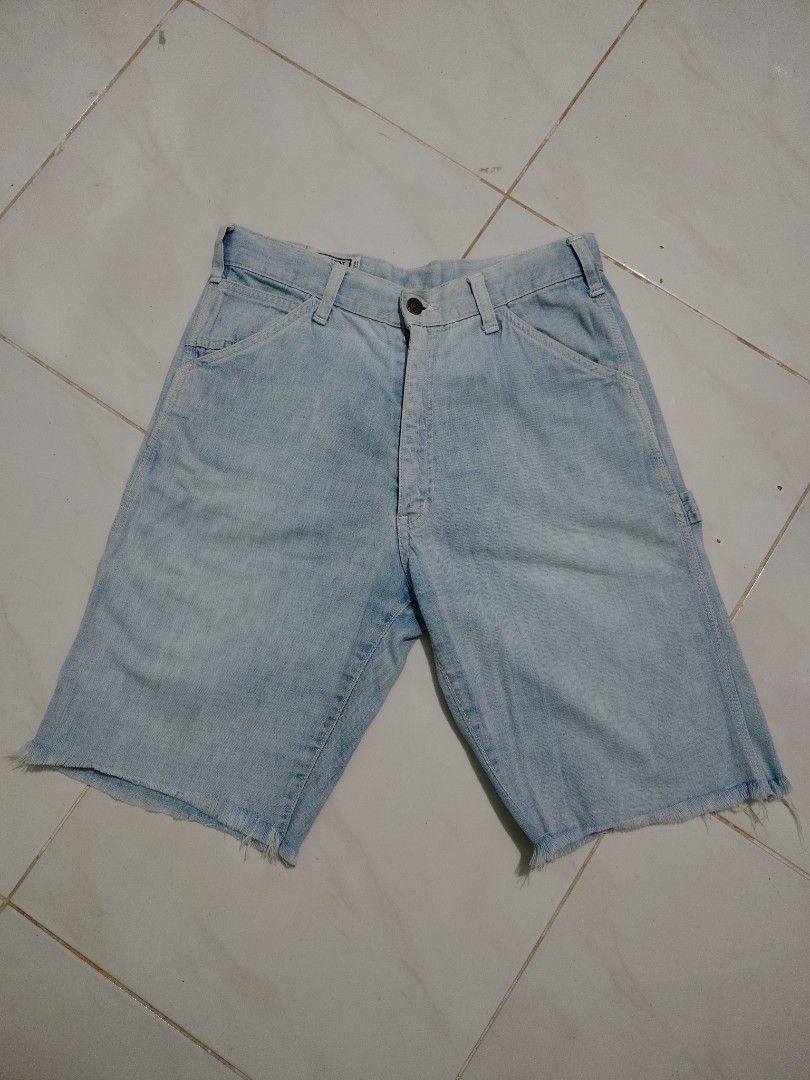 EDWIN Denim Carpenter Shorts (Category: Shorts) located in Manila. Submitted by thrift2dripp (Listing ID 1440302316, Image 2). Description: - EDWIN light wash denim carpenter shorts - Size 31 waist - Multiple pockets for utility - Raw hem detail - Classic workwear-inspired style - Ideal for casual and everyday wear 📍Authentic Edwin Carpenter Jorts 📍thrifted item 📍Size 31 waist on tag 📍Length - 22 inch 📍Leg opening - 10 inch.