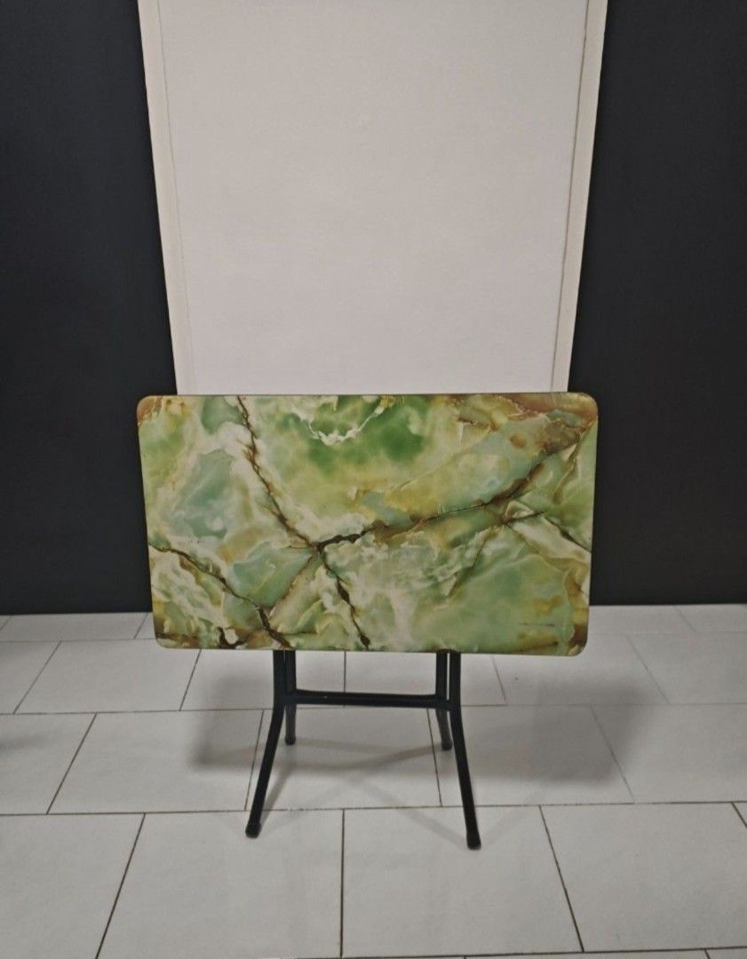 Foldable Table (Category: Tables & Sets) located in Singapore. Submitted by garfield_0rangecat (Listing ID 1440264783, Image 1). Description: .