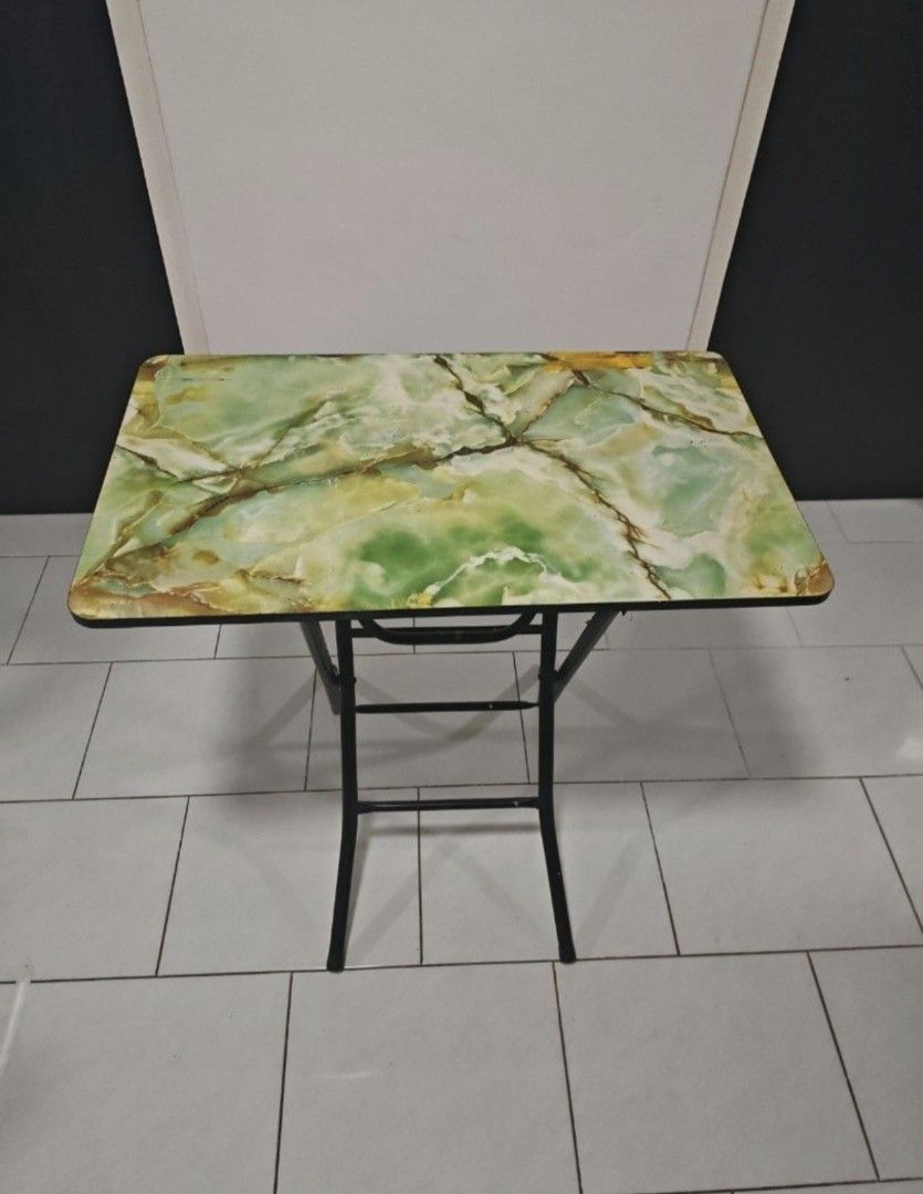 Foldable Table (Category: Tables & Sets) located in Singapore. Submitted by garfield_0rangecat (Listing ID 1440264783, Image 2). Description: .