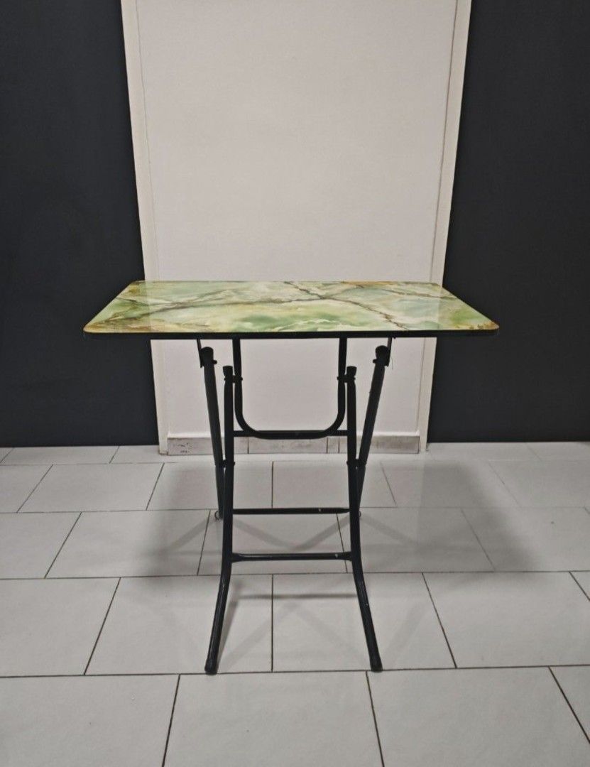 Foldable Table (Category: Tables & Sets) located in Singapore. Submitted by garfield_0rangecat (Listing ID 1440264783, Image 3). Description: .
