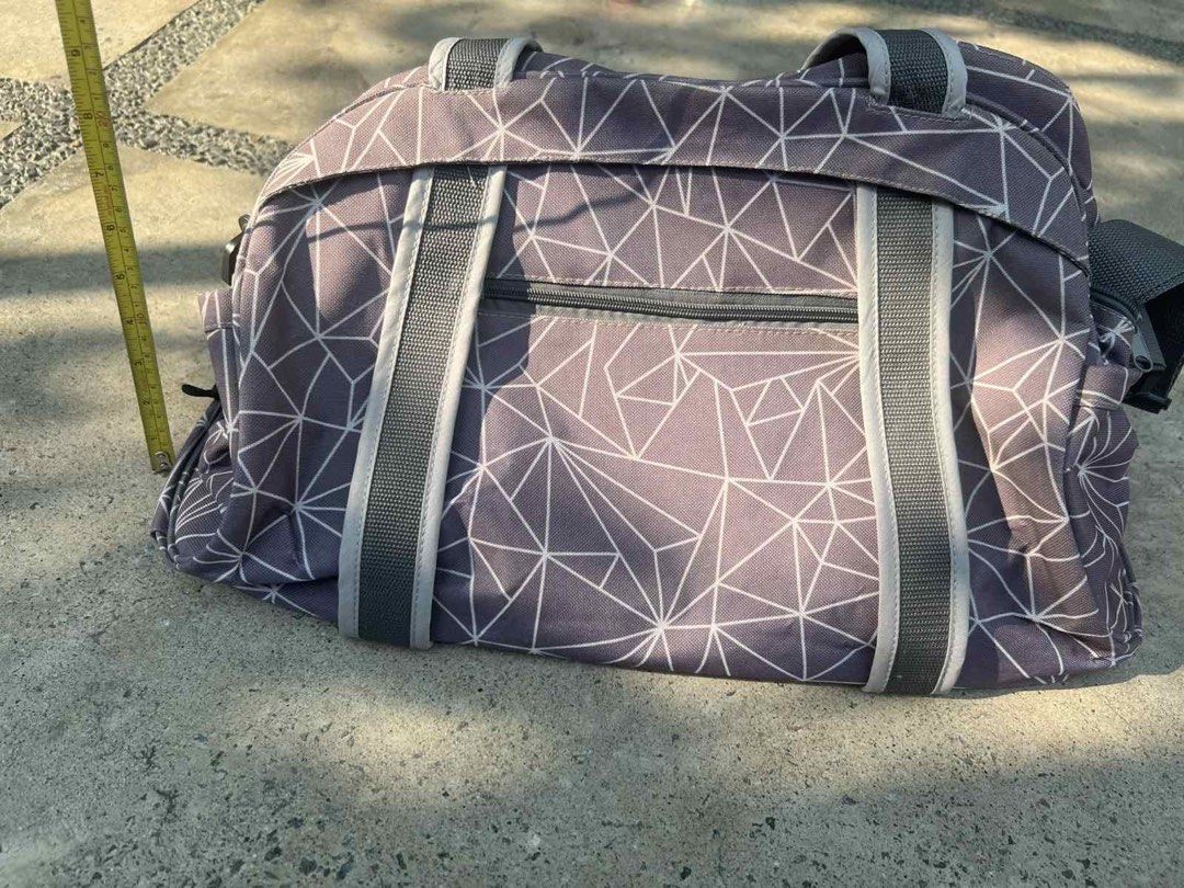 Grey Geometric Pattern Duffel Bag (Category: Tote Bags) located in San Juan City. Submitted by outwithit (Listing ID 1440327146, Image 2). Description: Dm for more information -More pictures about the product -Close up pictures -Type of material RFS: Decluttering Can negotiate if buying 2 or more items Delivery fee will be shouldered by buyer Strictly payment first if delivery/ No COD Can hold a yoga mat .