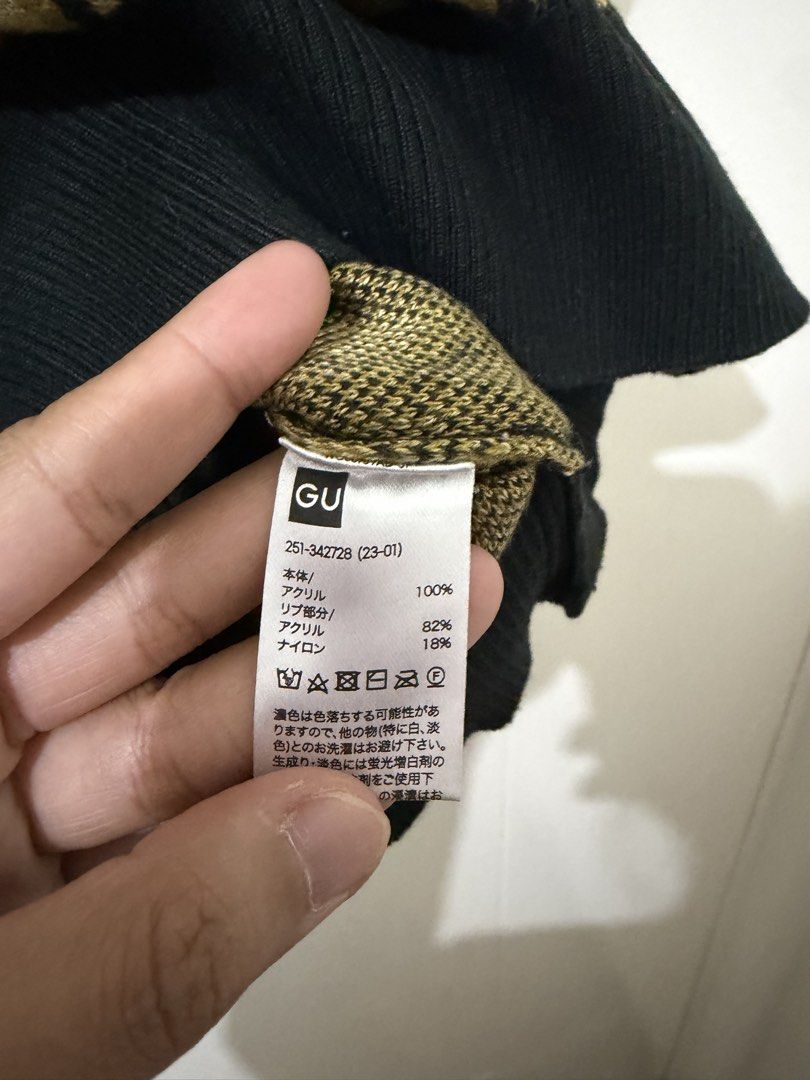 GU Argyle Knit Sweater Vest Size M (Category: Sleeveless) located in Mandaluyong City. Submitted by gemmiebears (Listing ID 1440296235, Image 3). Description: - GU Knit Sweater Vest - Size: Medium (M) - Design: Sleeveless - Pattern: Gold and black argyle - Features: Ribbed trim at neckline, armholes, and hem - Styling: Ideal for layering over shirts or dresses.