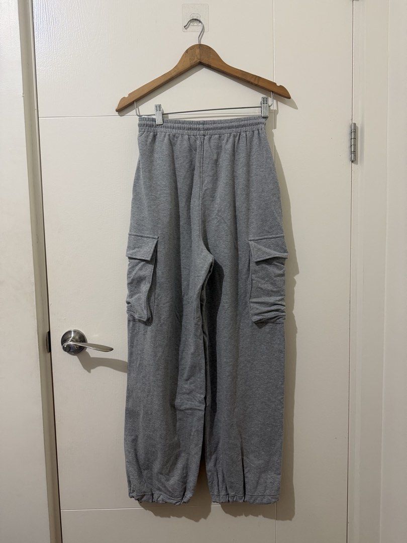 GU Grey Cargo Jogger Pants Size M (Category: Other Bottoms) located in Mandaluyong City. Submitted by gemmiebears (Listing ID 1440287640, Image 2). Description: - GU Grey Cargo Jogger Pants - Size: Medium (M) - Elastic waistband with drawstring for a comfortable fit - Two side pockets - Two cargo pockets on the legs for extra storage - Cuffed ankles for a modern look - Made in Indonesia.