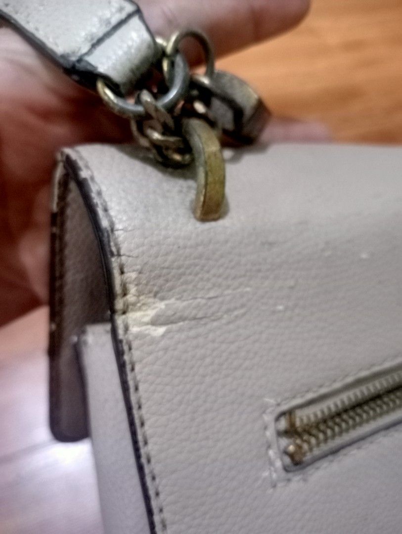 Guess EST 1981 Beige Shoulder Bag with Chain Strap (Category: Shoulder Bags) located in Quezon City. Submitted by rh_streetfashion (Listing ID 1440223414, Image 3). Description: - Stylish Guess shoulder bag - Neutral beige color - Secure clasp closure - Chic gold-tone chain strap - Comfortable leather shoulder strap - Perfect for everyday or evening wear.