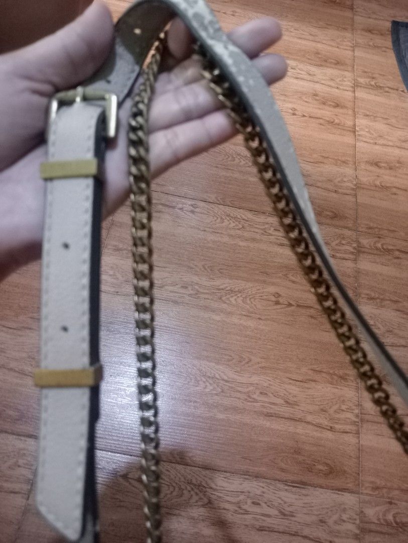 Guess EST 1981 Beige Shoulder Bag with Chain Strap (Category: Shoulder Bags) located in Quezon City. Submitted by rh_streetfashion (Listing ID 1440223414, Image 2). Description: - Stylish Guess shoulder bag - Neutral beige color - Secure clasp closure - Chic gold-tone chain strap - Comfortable leather shoulder strap - Perfect for everyday or evening wear.