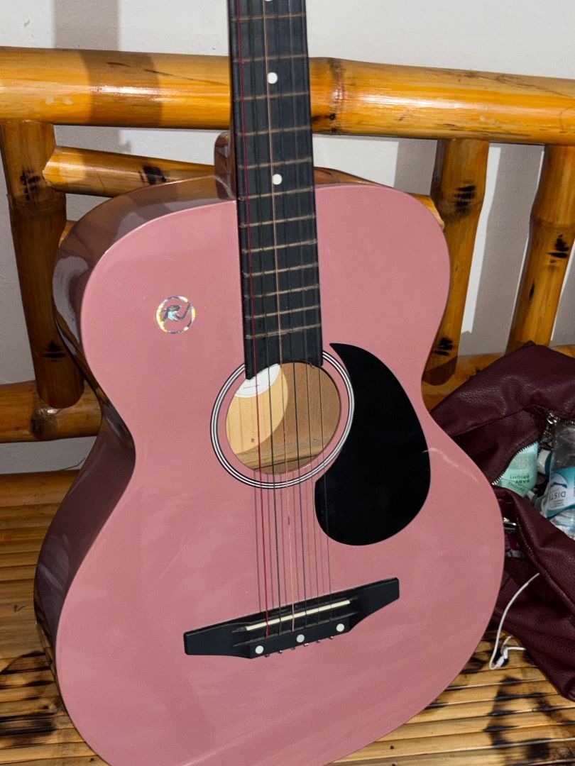 GUITAR FOR SALE (Category: Musical Instruments) located in Caloocan City. Submitted by jessacampi84339 (Listing ID 1440264245, Image 2). Description: GUITAR FOR SALE GOOD FOR BEGINNER IN LEARNING GUITAR - good as new🤍 - 2025 po nabili and hindi din nagamit kasi tamad mag-aral ng gitara🤣 - once lang po napalitan ng string. - selling price: 1500 - location: taytay rizal / can meet-up in pasig palengke.