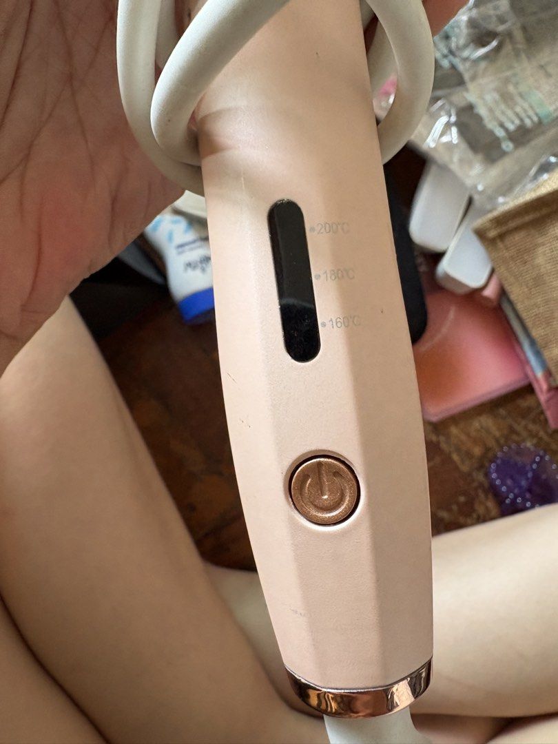 Hair curler automatic cheyin (Category: Hair) located in Manila. Submitted by decluttering.yay (Listing ID 1440260691, Image 2). Description: Gifted to me. Decluttering. Makati area Used once. I have my other curler. .