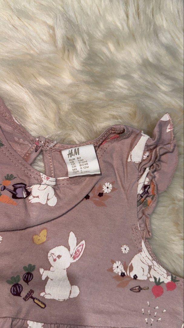 H&M Baby Girl Bunny Print Dress with Ruffle Sleeves (Category: Babies & Kids Fashion) located in Rizal. Submitted by cutiefindspreloveditems (Listing ID 1440368049, Image 3). Description: - Adorable H&M baby dress - Features a sweet all-over bunny print - Lovely dusty rose color - Cute ruffle sleeves - Convenient tie closure at the back - Made from soft, comfortable cotton - Ideal for spring occasions or Easter celebrations.