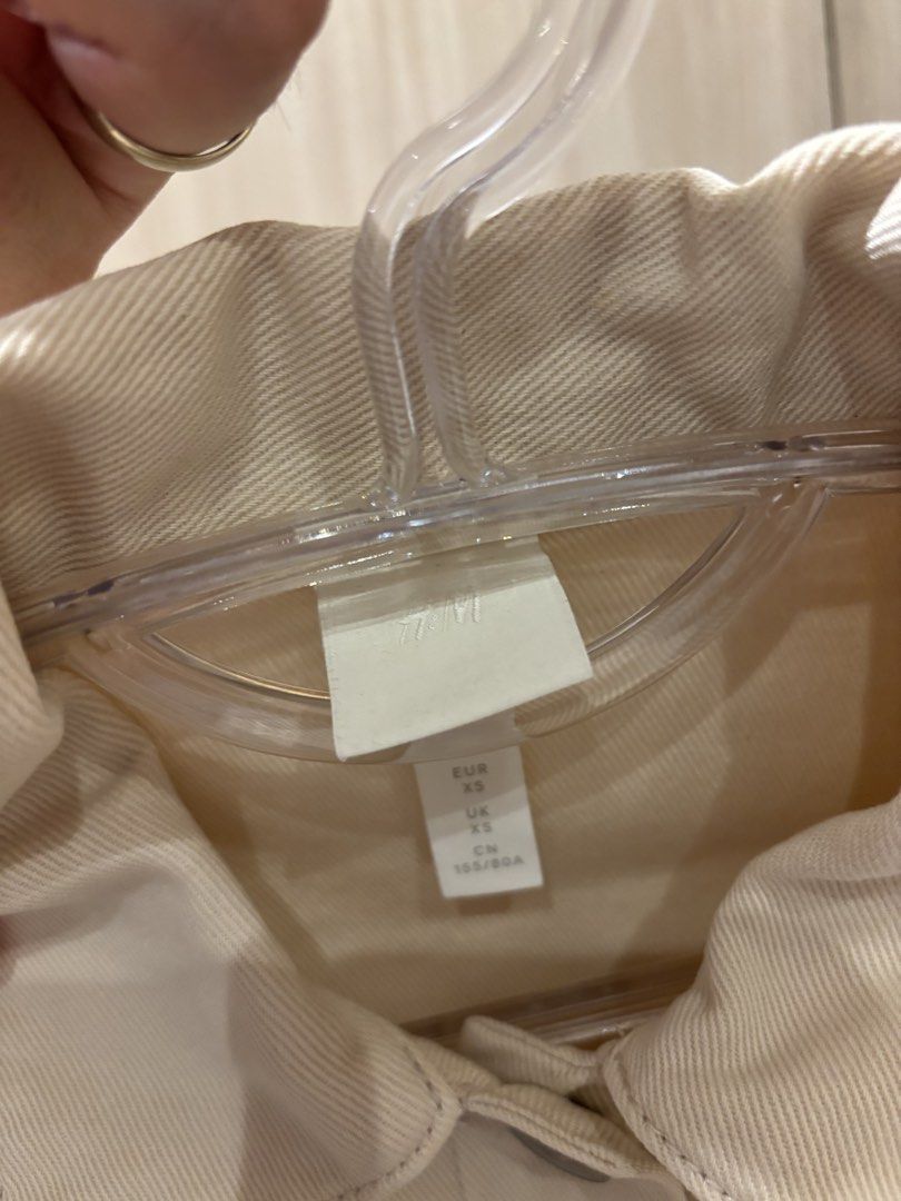 H&M Cropped Denim Jacket Cream XS (Category: Coats, Jackets and Outerwear) located in Malabon City. Submitted by sunsetskyy (Listing ID 1440334170, Image 3). Description: I used it to bowling hahahah vvvvvv cute - Cream colored cropped denim jacket - Brand: H&M - Closure: Button front - Features: Two chest pockets, long sleeves with button cuffs - Estimated Size: XS - Style: Great staple piece for any wardrobe.