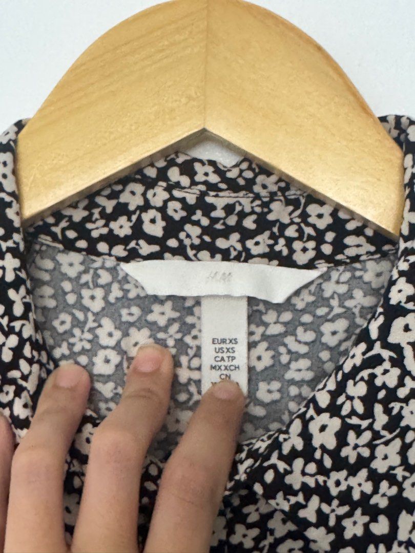 H&M floral dress (Category: Dresses) located in Manila. Submitted by jtwofinds (Listing ID 1440354662, Image 2). Description: ⚠️ Item is thrifted/preloved. Manage your expectations. ☺️ H&M floral dress Size on tag: XS Excellent Condition Issues: missing belt Color Rate 10/10 Price: ₱250 (Last price posted) 📍Sampaloc, Manila 📫 Lalamove or J&T.