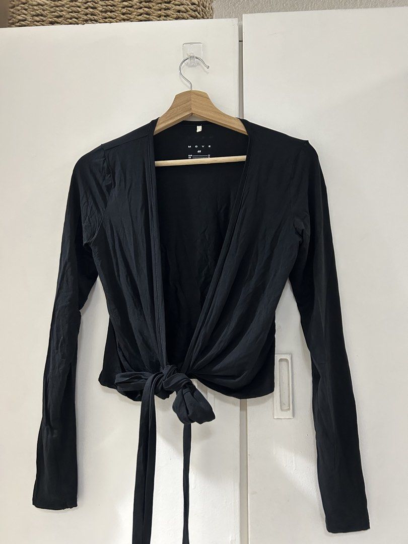 H&M sports wrap up (Category: Activewear) located in Manila. Submitted by isabelle_1104 (Listing ID 1440322546, Image 2). Description: Used only once. Actual is the black one. White is for reference only.