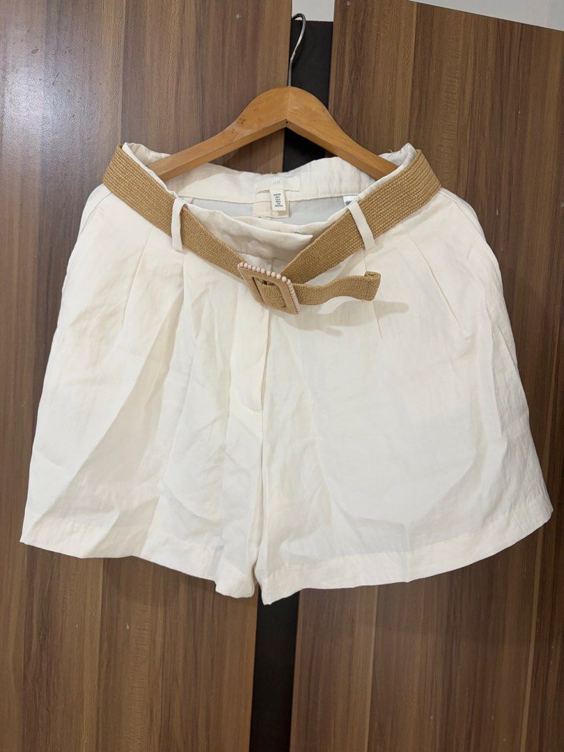 H&M Cute Shorts with Belt (Category: Shorts) located in Bulacan. Submitted by prelovedbycamilla (Listing ID 1440279062, Image 1). Description: - Worn once.