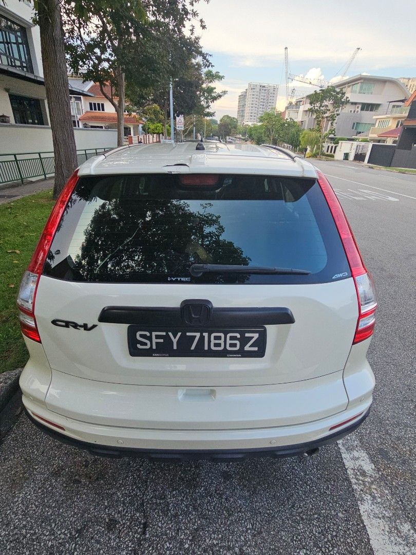 Honda CR-V 2.0 Sunroof (A) (Category: Used Cars) located in Singapore. Submitted by babablcksheep (Listing ID 1440241304, Image 2). Description: theres a break in the spoiler as shown in photo. car boot cant stay open. something wrong with the hydraulics. average mileage: 6.9 rubber at the windows deteriorating..