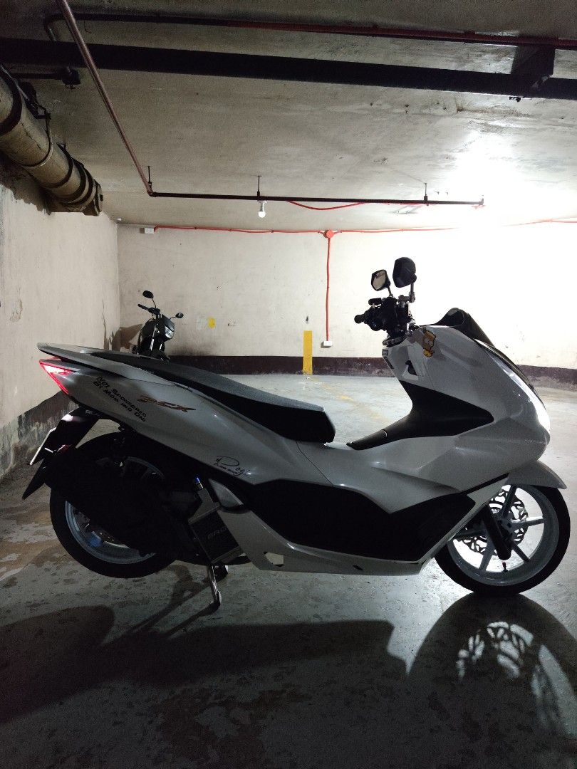 Honda PCX 160 abs (Category: Motorbikes for Sale) located in Manila. Submitted by pjaydue (Listing ID 1440201689, Image 2). Description: carbo Panel carbon Inner carbon Big V mufac Handle Bar daytona Quick Trothell rcb E series caliper Frond And back rcb Sp800 14's apr Flatseat rcb 305 shock 260mm big disc BRD Radiayor UnderGlow ready Violet MDL ready 30ww Straight JVT CVT.