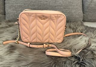 (Category: ) located in . Submitted by BelleHomeNCloset (Listing ID 1440290795, Image 1). Description: .