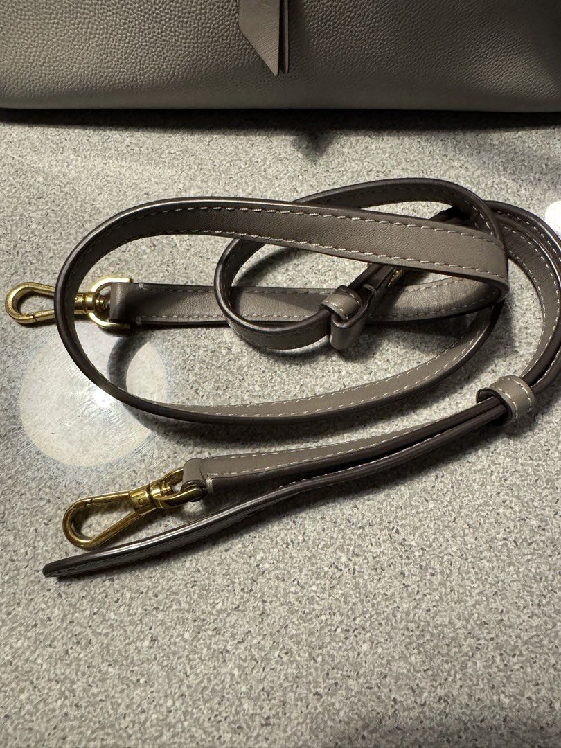 Katespade sling (Category: Cross-body Bags) located in Bulacan. Submitted by everythinggood26 (Listing ID 1440341883, Image 2). Description: .