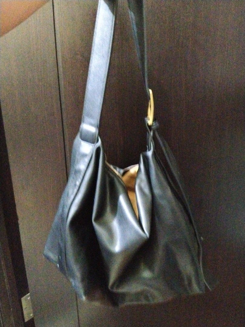 Longchamp Le Pliage Pink Tote Bag (Category: Shoulder Bags) located in Manila. Submitted by rachymae (Listing ID 1440363506, Image 1). Description: - Classic pink Longchamp tote bag - Features elegant leather handles and trim - Folds compactly for easy storage - Ideal for everyday errands or travel - Spacious interior to hold your essentials - Secure closure with zipper and snap button flap all in one listing -minor flaw at the bottom, see pictur