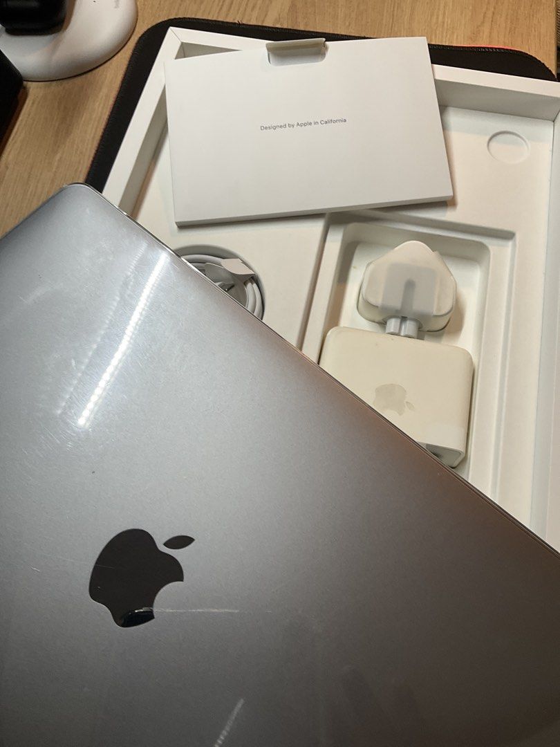 MacBook Pro465730367736391681