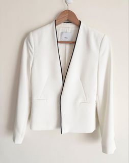 (Category: ) located in . Submitted by prettyclosetsale (Listing ID 1440247242, Image 1). Description: .