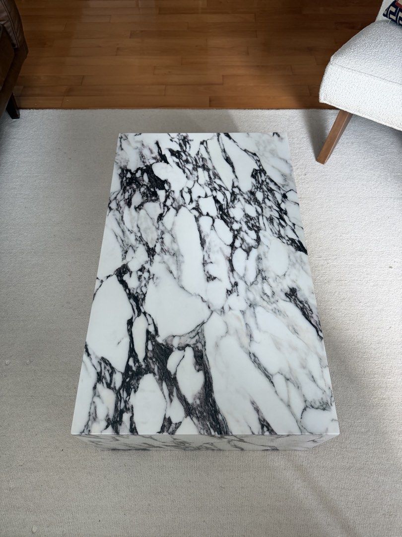 Marble Effect Rectangular Coffee Table （分類：其他攝影配件）位於 Hong Kong。 由 victorlcb 提交（商品編號 1440257963，圖片 2）。簡介： Stylish black and white marble-effect coffee table for your living room. Solid and easy to clean. Dimension: 100cm (L) x 60cm (W) x 30cm (H) Pick up only。