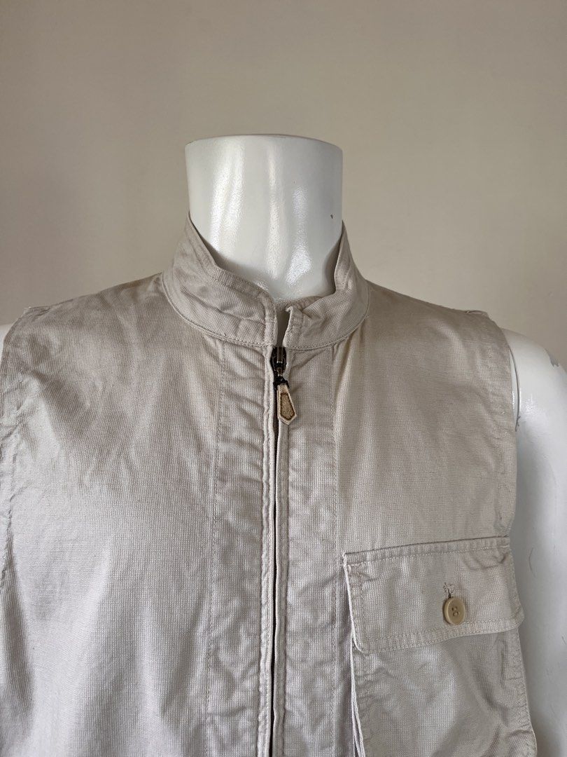 Men's Beige Utility Vest with Multiple Pockets (Category: Vests) located in Laoag. Submitted by revybe (Listing ID 1440333341, Image 3). Description: W:21 L:25.5 Condition: 9/10 swipe to see details Mine - P400 Color may vary due to the lighting in photographs As all of these things are preloved, please limit your expectations and be a responsible buyer.