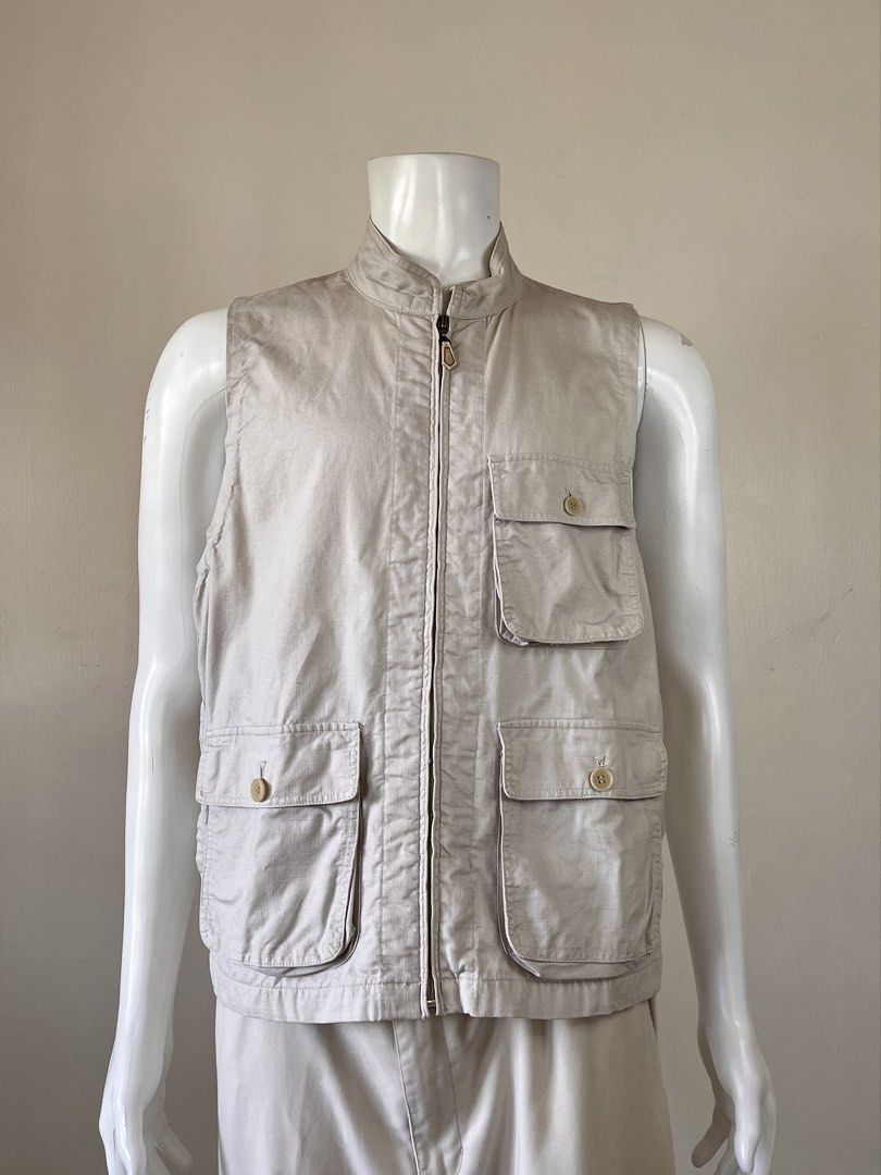 Men's Beige Utility Vest with Multiple Pockets (Category: Vests) located in Laoag. Submitted by revybe (Listing ID 1440333341, Image 1). Description: W:21 L:25.5 Condition: 9/10 swipe to see details Mine - P400 Color may vary due to the lighting in photographs As all of these things are preloved, please limit your expectations and be a responsible buyer.