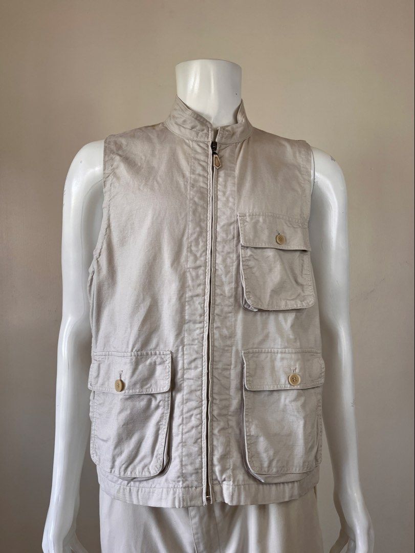 Men's Beige Utility Vest with Multiple Pockets (Category: Vests) located in Laoag. Submitted by revybe (Listing ID 1440333341, Image 2). Description: W:21 L:25.5 Condition: 9/10 swipe to see details Mine - P400 Color may vary due to the lighting in photographs As all of these things are preloved, please limit your expectations and be a responsible buyer.