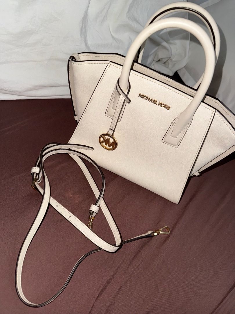 Michael Kors (Category: Luxury Bags & Wallets) located in Quezon City. Submitted by ara1899 (Listing ID 1440305073, Image 2). Description: Michael Kors Bag from Japan 🇯🇵 Cream/Off White color 🤍 Good used condition With detachable sling strap Elegant and classy design ✨ Bought from Japan RFS: Decluttering.