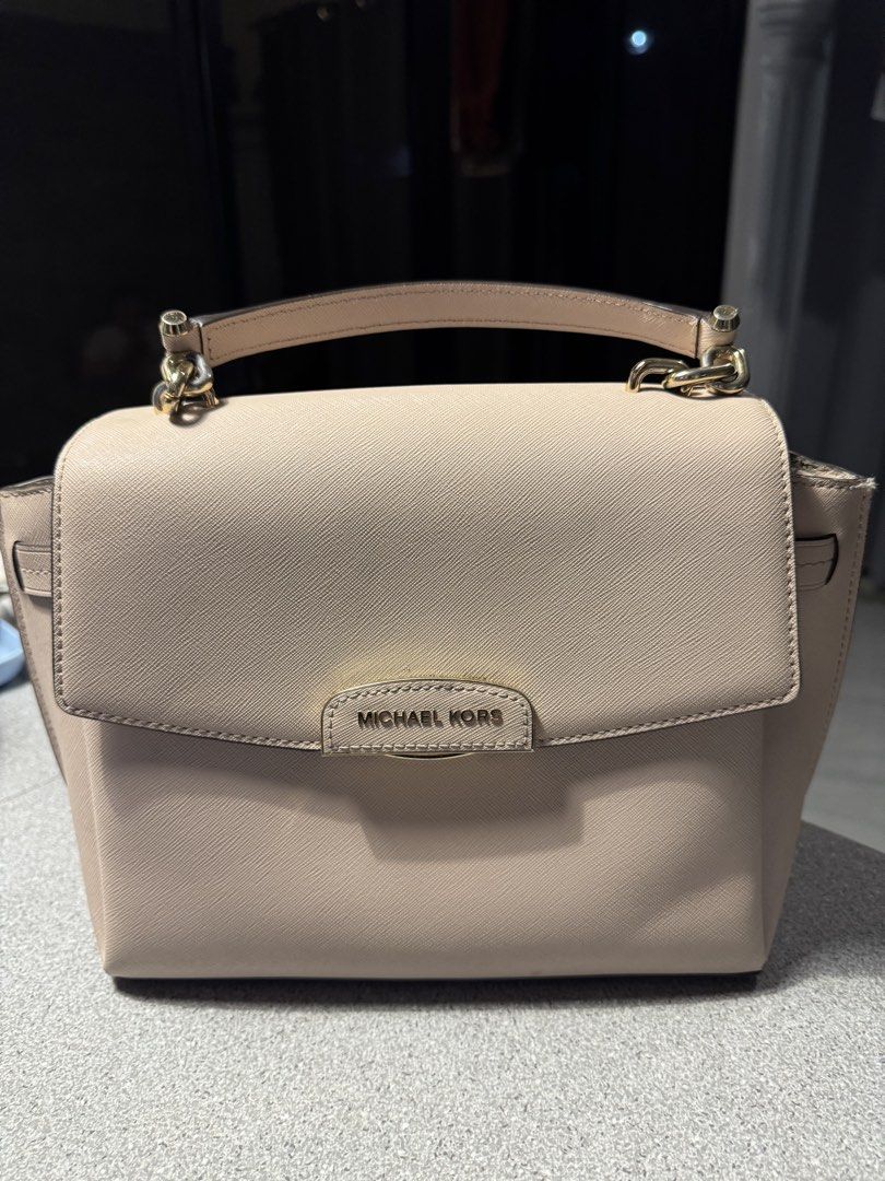 Michael kors sling (Category: Cross-body Bags) located in Bulacan. Submitted by everythinggood26 (Listing ID 1440342216, Image 1). Description: .