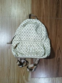 (Category: ) located in . Submitted by alwaysgoodzthrift (Listing ID 1440359879, Image 1). Description: .