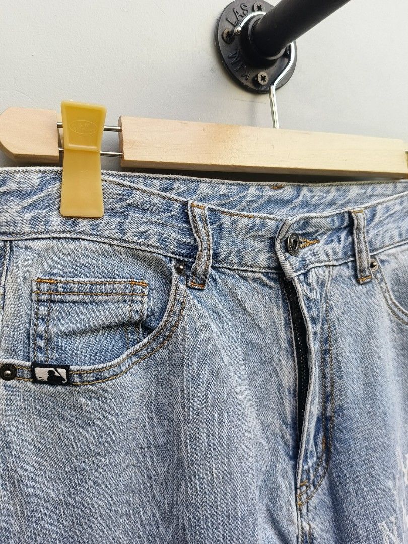 MLB NY Yankees Wide Denim Pants (Category: Jeans) located in Taguig. Submitted by _theroom.ph (Listing ID 1440211996, Image 3). Description: - Light wash denim jeans - Features iconic NY Yankees logo pattern on the front - Back pocket includes a Major League Baseball branded leather patch - Classic button closure and zipper fly - Combines a timeless denim look with a sporty twist MLB NY Yankees Wide Denim Pants Size 28 Length : 40 Leg Opening : 1