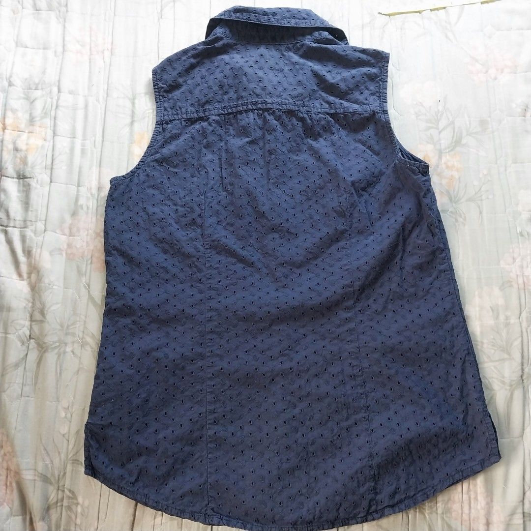 Navy Blue Eyelet Cotton Sleeveless Top (Category: Sleeveless) located in Bani. Submitted by seventh.page (Listing ID 1440199776, Image 2). Description: - Brand: Croft & Barrow -Bust: 36 -Lenght: 23-24 - Color: Navy Blue - Style: Sleeveless Top - Material: 100% Cotton - Features: Eyelet pattern, Collared neckline, Button-down front - Occasion: Casual, Chic.