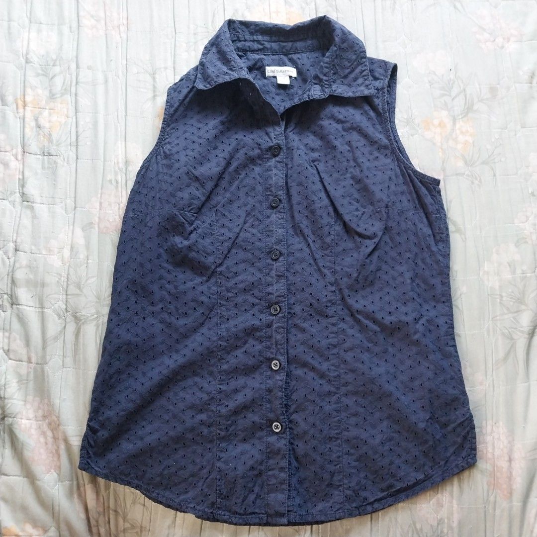 Navy Blue Eyelet Cotton Sleeveless Top (Category: Sleeveless) located in Bani. Submitted by seventh.page (Listing ID 1440199776, Image 1). Description: - Brand: Croft & Barrow -Bust: 36 -Lenght: 23-24 - Color: Navy Blue - Style: Sleeveless Top - Material: 100% Cotton - Features: Eyelet pattern, Collared neckline, Button-down front - Occasion: Casual, Chic.