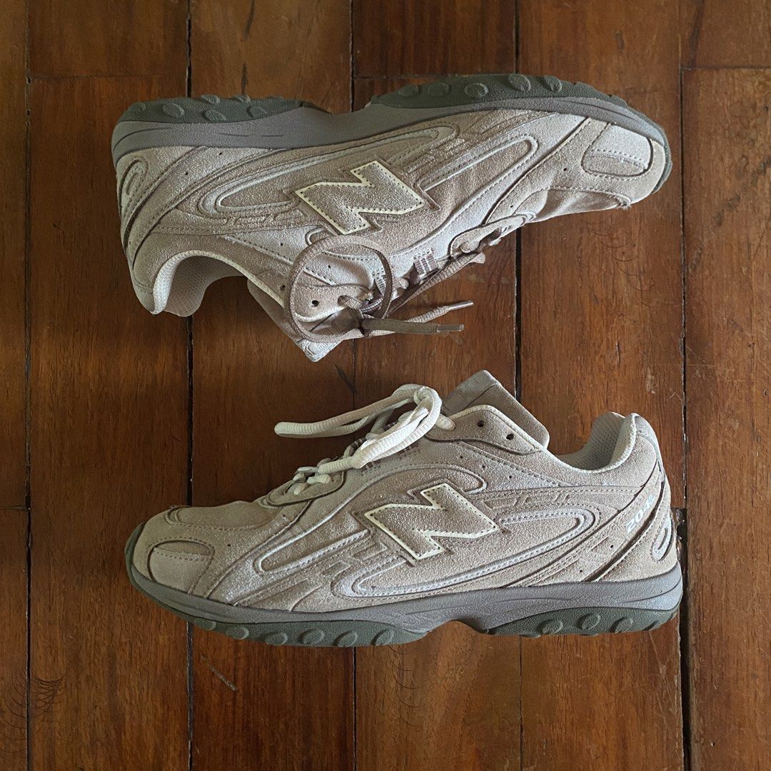 New Balance 204l (Category: Sneakers) located in Naga. Submitted by decluttertingz_ (Listing ID 1440292188, Image 3). Description: NB 204l Mushroom Arid Stone Size 9 9.8/10 condition Has some slight crease other than that no issues Used twice Complete with box UA pair.