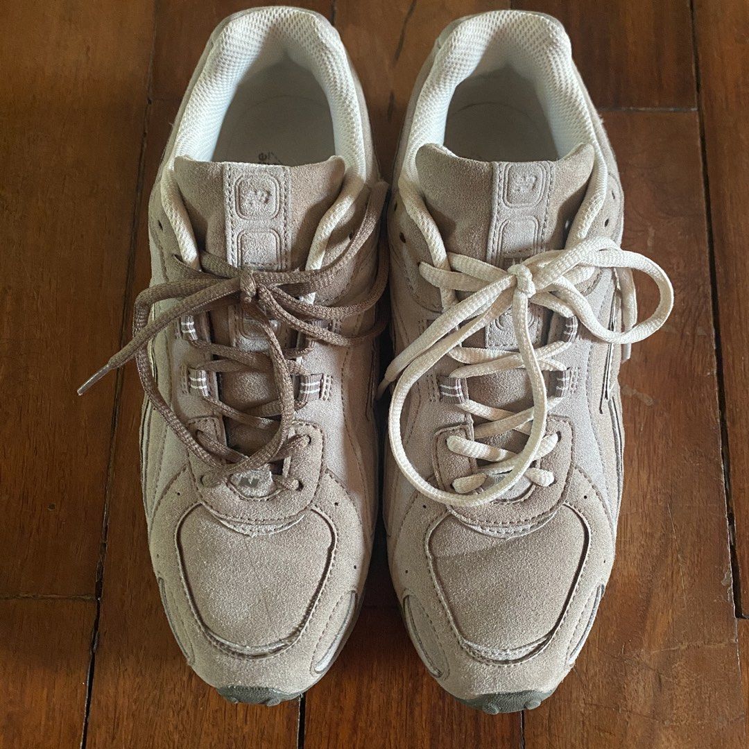 New Balance 204l (Category: Sneakers) located in Naga. Submitted by decluttertingz_ (Listing ID 1440292188, Image 2). Description: NB 204l Mushroom Arid Stone Size 9 9.8/10 condition Has some slight crease other than that no issues Used twice Complete with box UA pair.