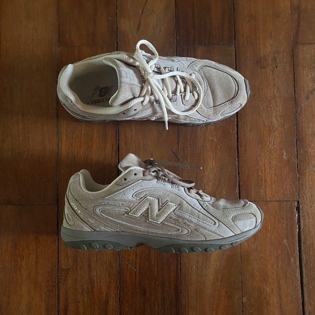 New Balance 204l (Category: Sneakers) located in Naga. Submitted by decluttertingz_ (Listing ID 1440292188, Image 1). Description: NB 204l Mushroom Arid Stone Size 9 9.8/10 condition Has some slight crease other than that no issues Used twice Complete with box UA pair.