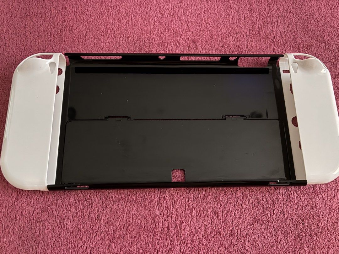 Nintendo Switch OLED Zelda theme Protective Case (Category: Cases & Covers) located in Manila. Submitted by akiimii (Listing ID 1440255468, Image 2). Description: Switch OLED protective hard shell case. Dockable rfs: ordered 2 cases, ended up not liking the design. Never used other than testing it for design but inalis agad. (red controllers ko instead of white so di ko trip haha) slim enough na pwede parin ma dock without removing it if thats a 