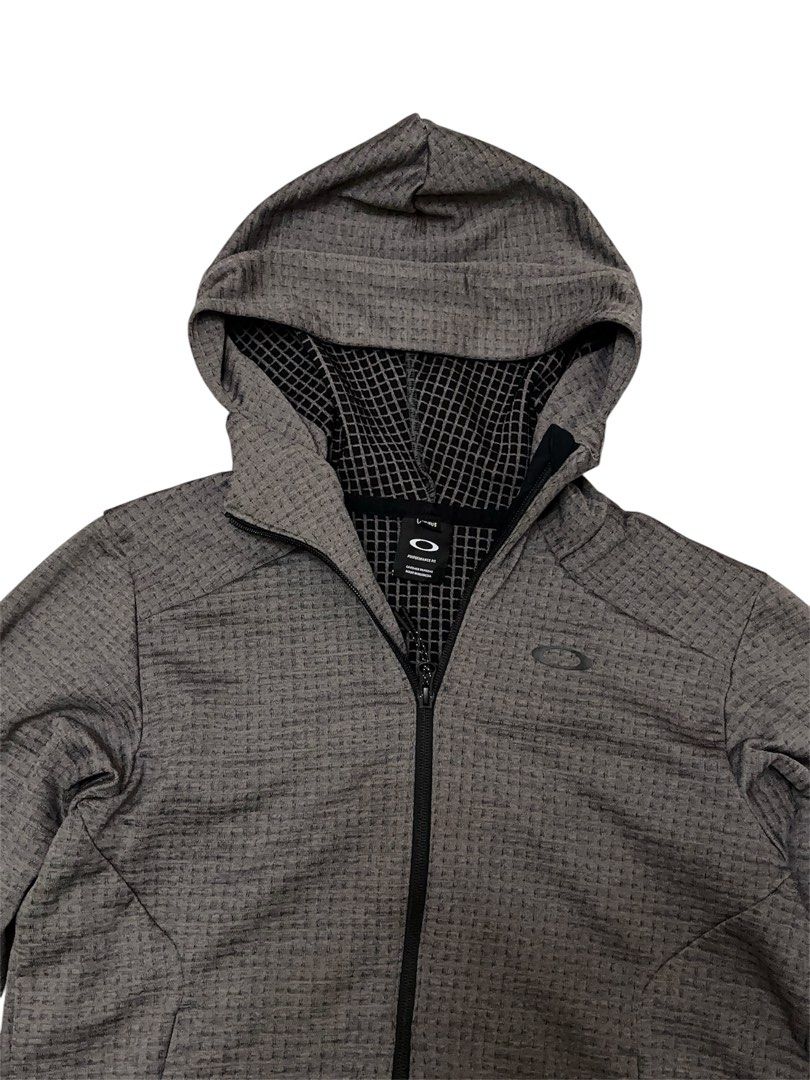 Oakley Enhance Technical Fleece Jacket Grid 8.7 (Category: Activewear) located in Lubao. Submitted by meekamill (Listing ID 1440375052, Image 2). Description: width: 21 length: 26 condition: 10/10 color may vary due to lighting.
