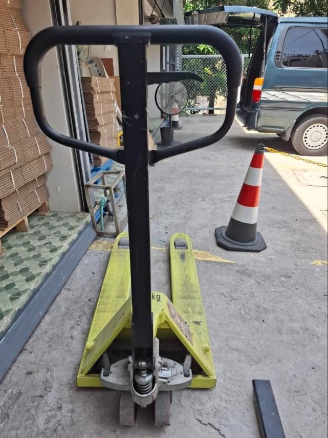 Pallet Jack (Category: Construction Tools & Equipment) located in Quezon City. Submitted by farmerfam (Listing ID 1440225941, Image 2). Description: - Heavy-duty pallet jack for lifting and moving goods. - Designed for efficient warehouse and logistics operations. - Capacity: 3,000 kg. (3 tons) - 1150mm x 550mm x 200mm - PU tires.