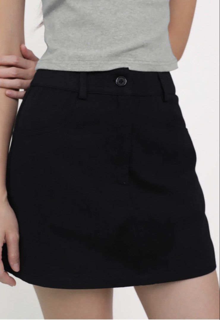 Peyton Basic Cotton Skorts Version 2 (Category: Sets or Coordinates) located in Singapore. Submitted by c.shermine (Listing ID 1440287364, Image 2). Description: Too short for me, bit shy. .
