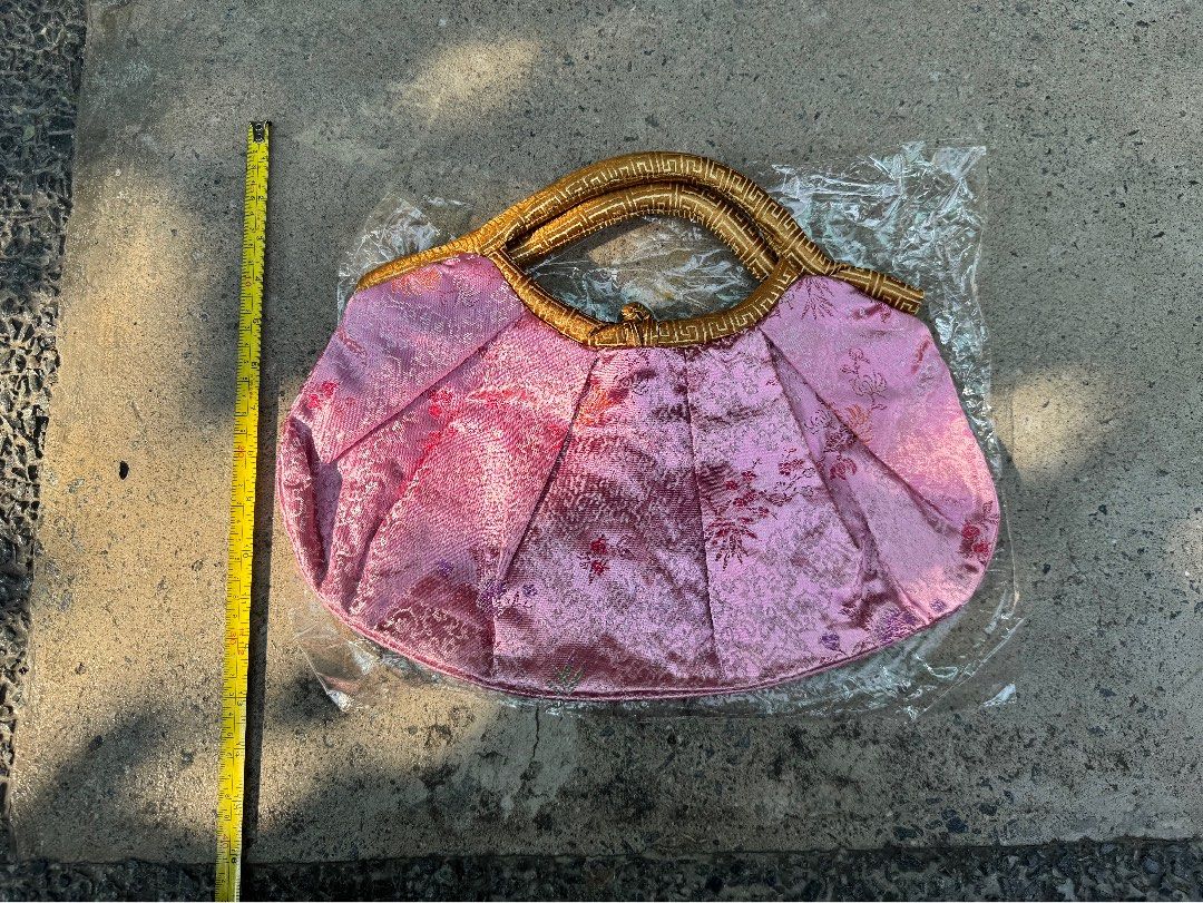 Pink Brocade Handbag with Gold Handle (Category: Luxury Bags & Wallets) located in San Juan City. Submitted by outwithit (Listing ID 1440332333, Image 2). Description: Dm for more information -More pictures about the product -Close up pictures -Type of material RFS: Decluttering Can negotiate if buying 2 or more items Delivery fee will be shouldered by buyer Strictly payment first if delivery/ No COD .