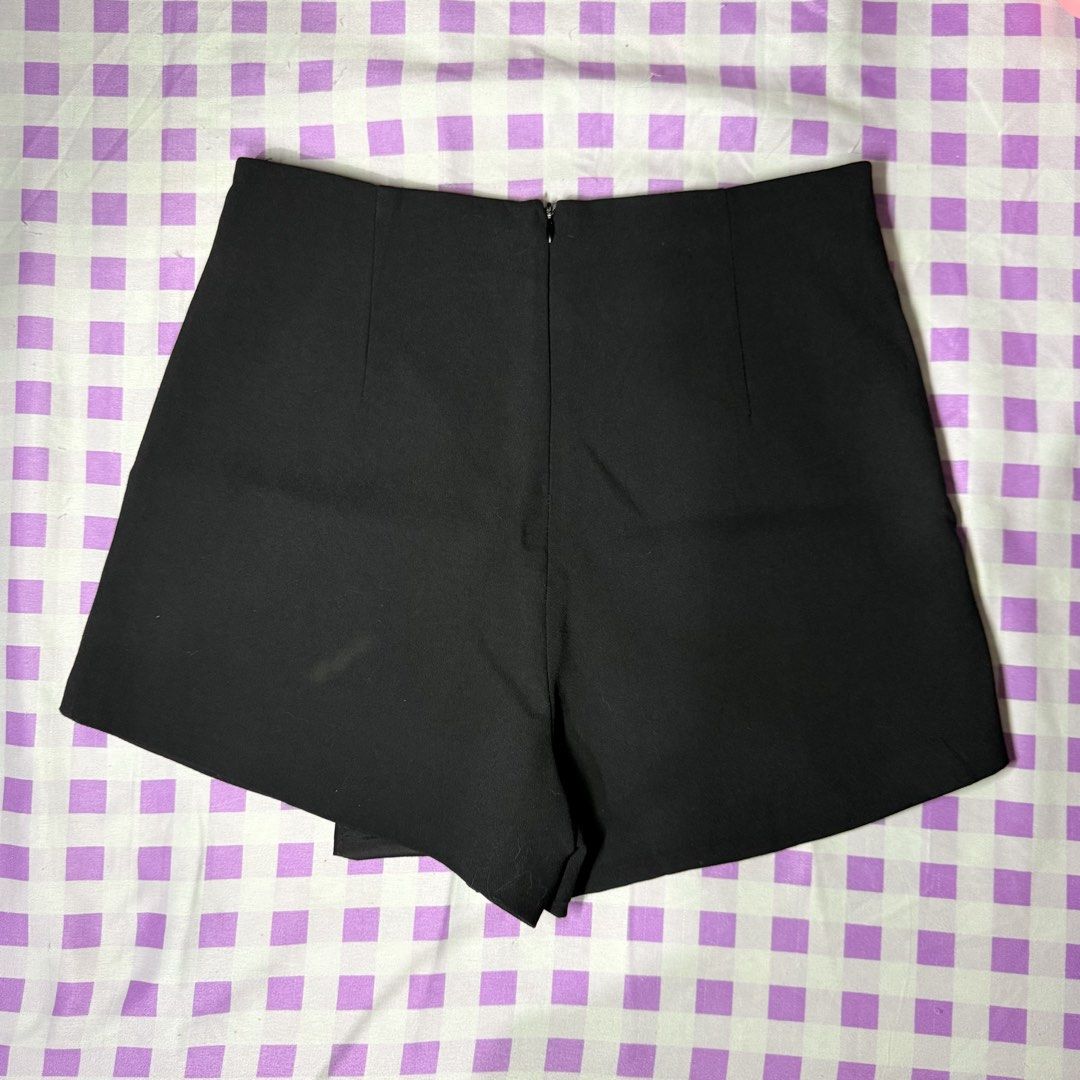 Plain Black Asymmetrical Skort (M) (Category: Skirts) located in Tarlac. Submitted by milkshakeee_ (Listing ID 1440352707, Image 2). Description: Size: 28 | Length: 13 | Hips: 36-37 Washed & Ready to wear 🌸 NO WHEN WORN! Location: Tarlac City MOP: Gcash Ship thru J&T.