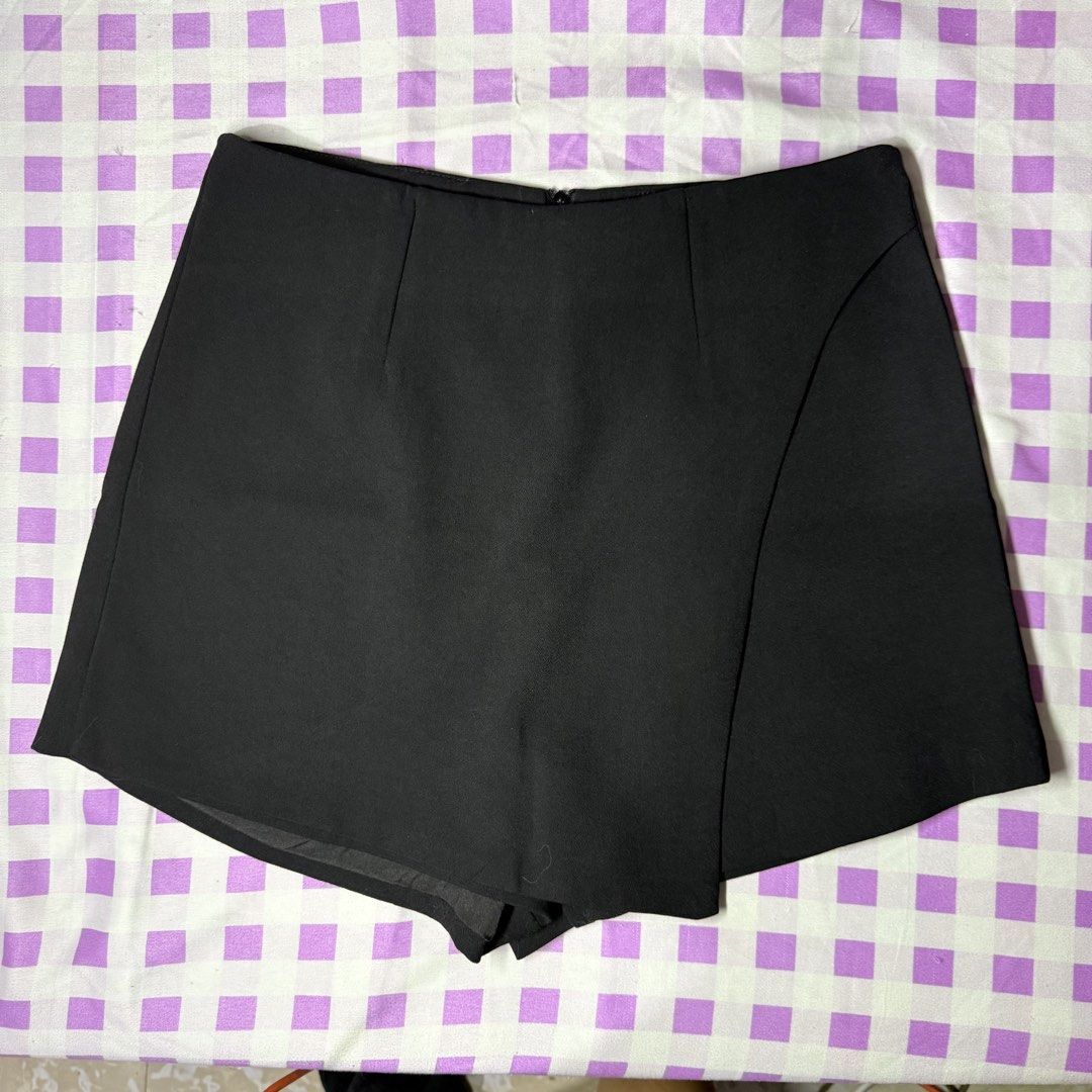 Plain Black Asymmetrical Skort (M) (Category: Skirts) located in Tarlac. Submitted by milkshakeee_ (Listing ID 1440352707, Image 1). Description: Size: 28 | Length: 13 | Hips: 36-37 Washed & Ready to wear 🌸 NO WHEN WORN! Location: Tarlac City MOP: Gcash Ship thru J&T.